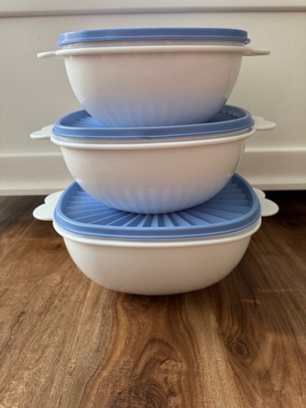 Vintage Tupperware Servalier 3pc Bowl Set White Country Blue Lids 2511 2512 2510